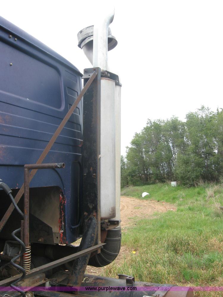 image for item 2461 1980 International Transtar II semi truck