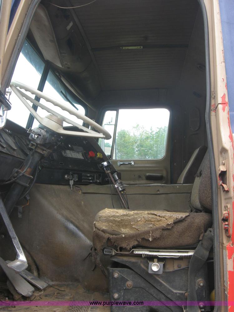 image for item 2461 1980 International Transtar II semi truck