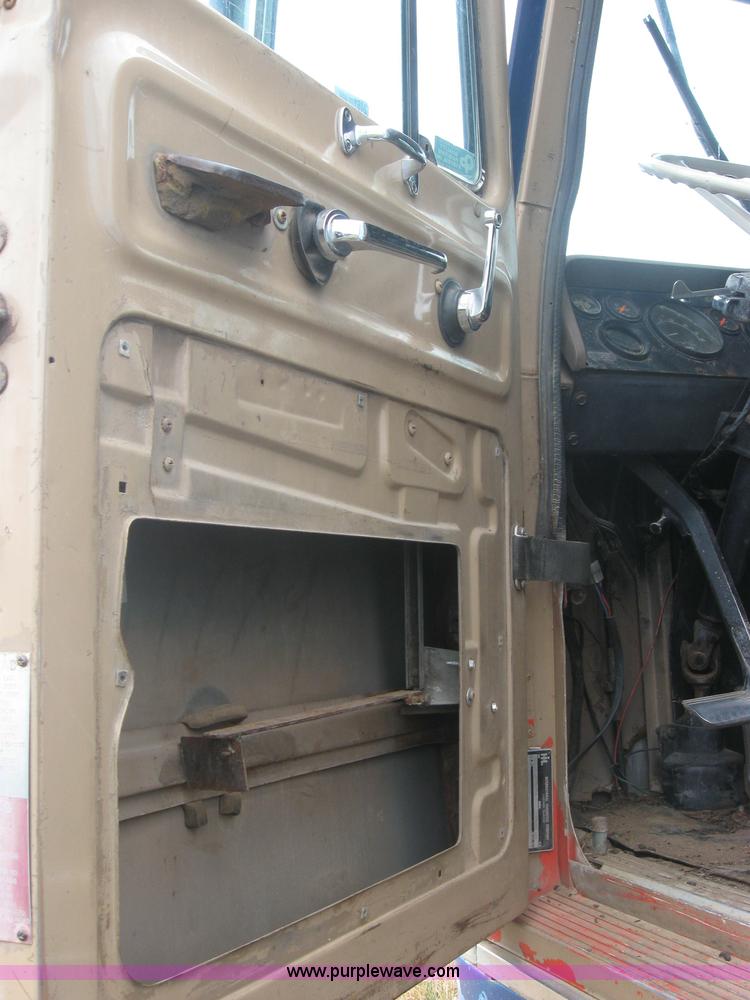 image for item 2461 1980 International Transtar II semi truck