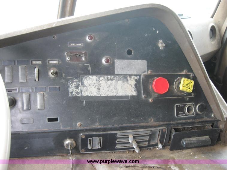 image for item 2461 1980 International Transtar II semi truck