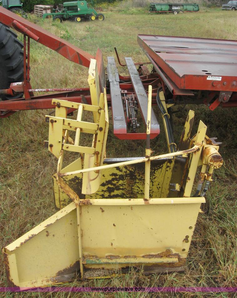 image for item 2794 New Holland Stackliner 1033 bale wagon