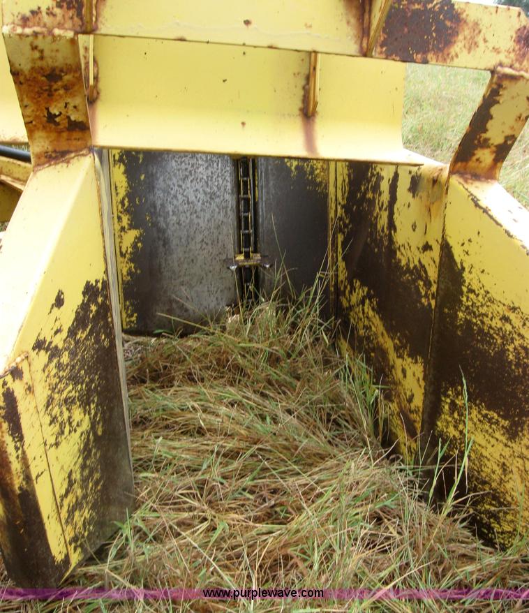 image for item 2794 New Holland Stackliner 1033 bale wagon