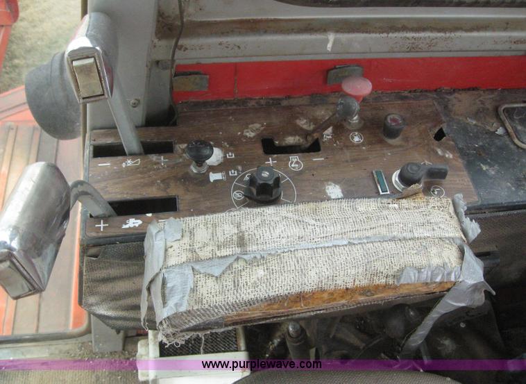 image for item 2969 1981 Massey-Ferguson 860 combine with 24' header