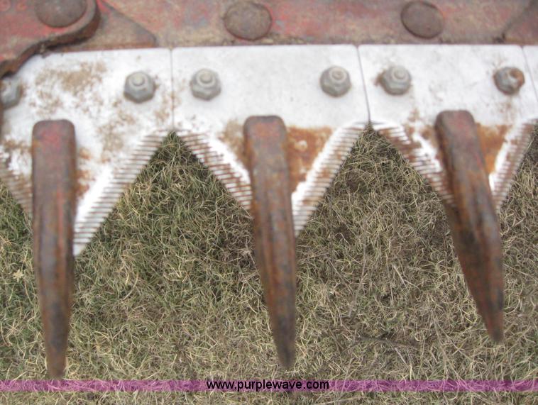 image for item 2969 1981 Massey-Ferguson 860 combine with 24' header