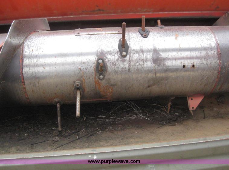 image for item 2969 1981 Massey-Ferguson 860 combine with 24' header