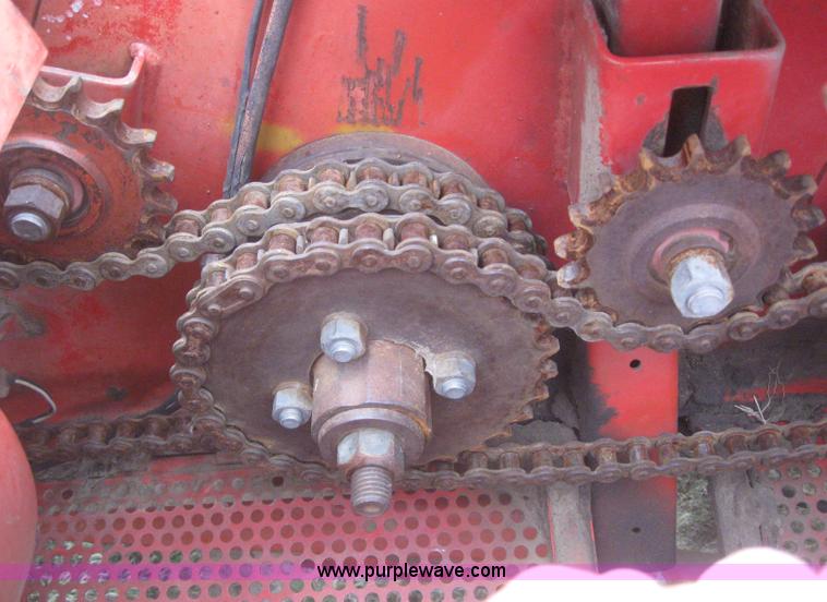 image for item 2969 1981 Massey-Ferguson 860 combine with 24' header