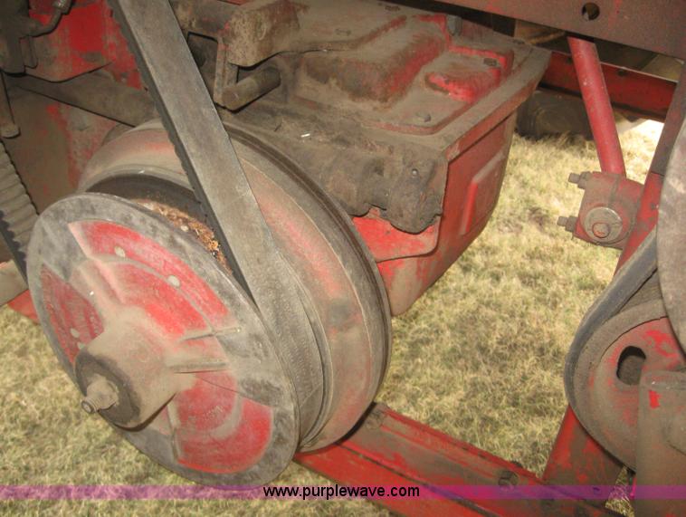 image for item 2969 1981 Massey-Ferguson 860 combine with 24' header