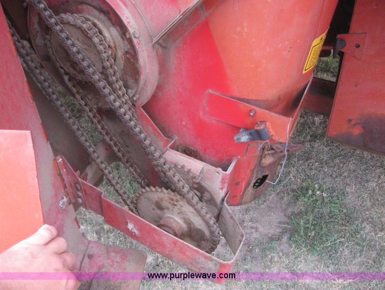 image for item 2969 1981 Massey-Ferguson 860 combine with 24' header