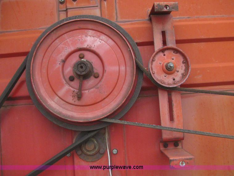 image for item 2969 1981 Massey-Ferguson 860 combine with 24' header