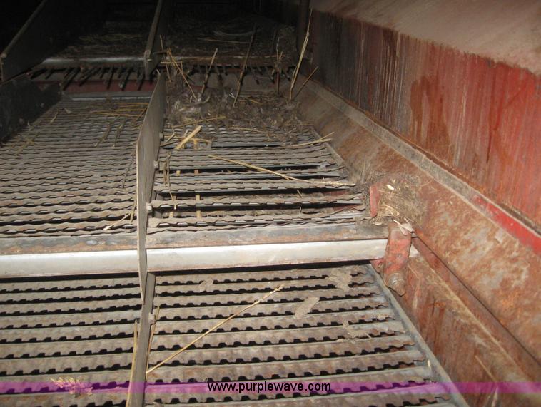 image for item 2969 1981 Massey-Ferguson 860 combine with 24' header