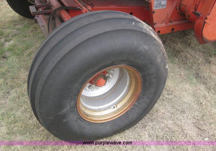 image for item 2969 1981 Massey-Ferguson 860 combine with 24' header