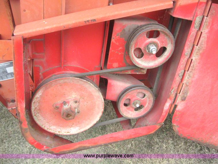 image for item 2969 1981 Massey-Ferguson 860 combine with 24' header