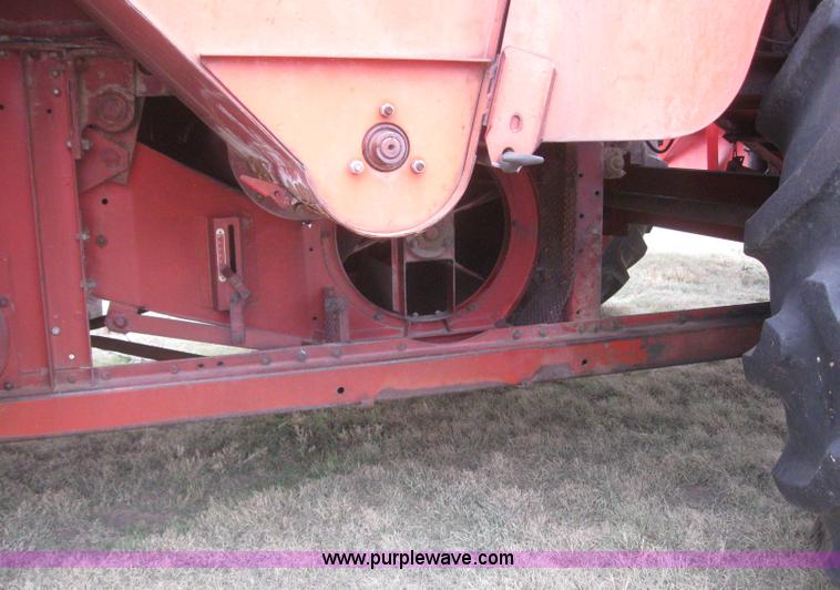 image for item 2969 1981 Massey-Ferguson 860 combine with 24' header