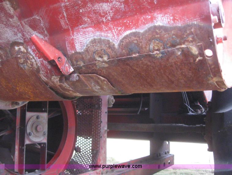 image for item 2969 1981 Massey-Ferguson 860 combine with 24' header