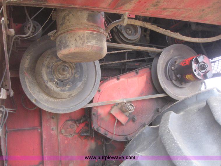 image for item 2969 1981 Massey-Ferguson 860 combine with 24' header