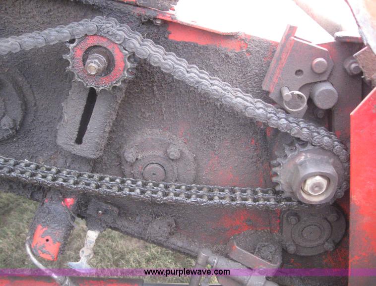 image for item 2969 1981 Massey-Ferguson 860 combine with 24' header