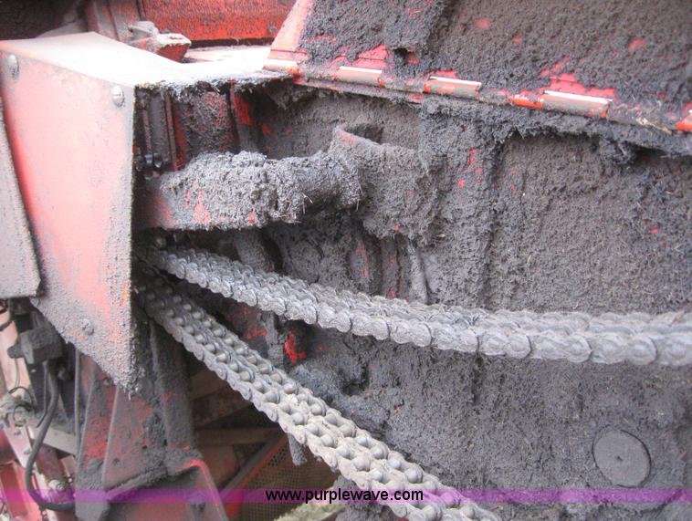 image for item 2969 1981 Massey-Ferguson 860 combine with 24' header