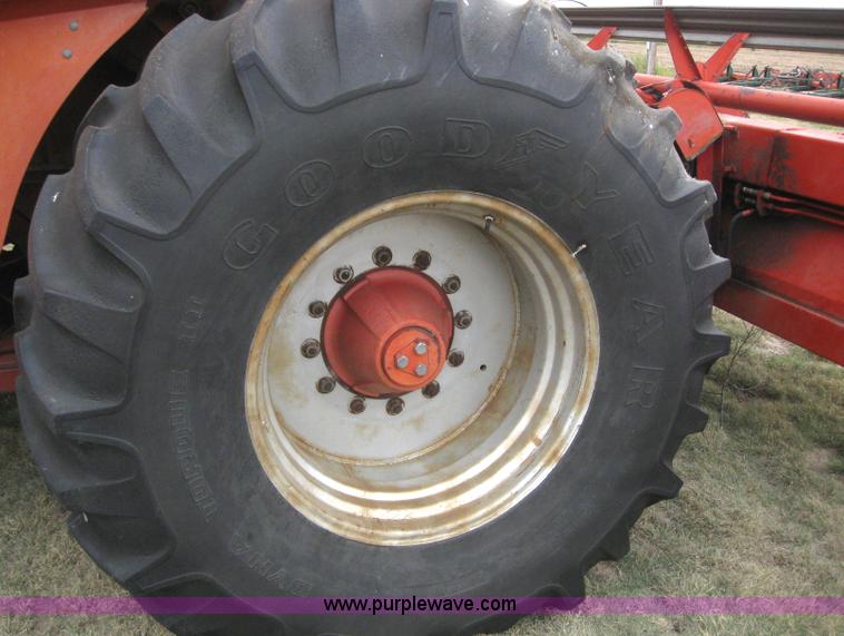 image for item 2969 1981 Massey-Ferguson 860 combine with 24' header