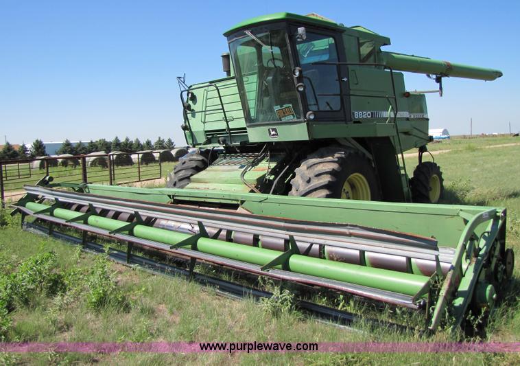 image for item 3425 1986 John Deere 8820 combine