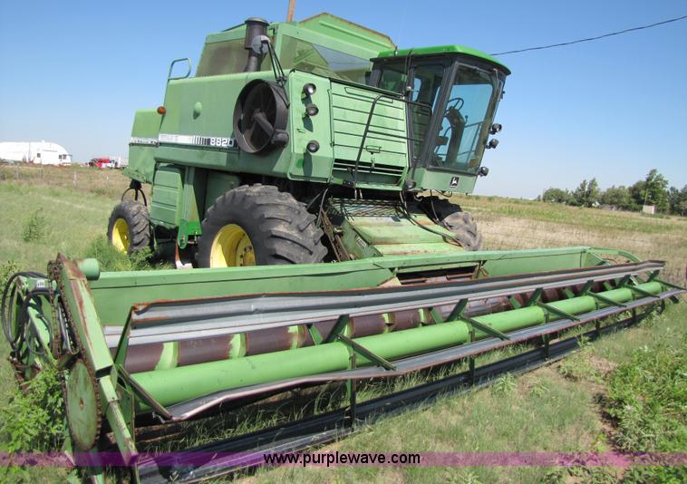 image for item 3425 1986 John Deere 8820 combine