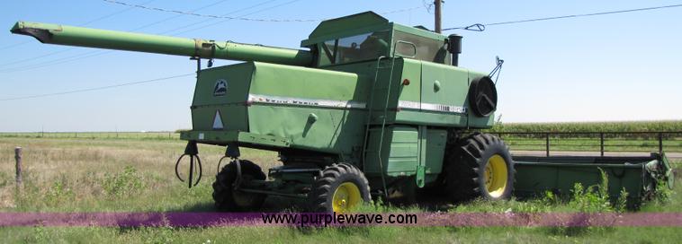 image for item 3425 1986 John Deere 8820 combine