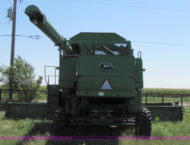 image for item 3425 1986 John Deere 8820 combine