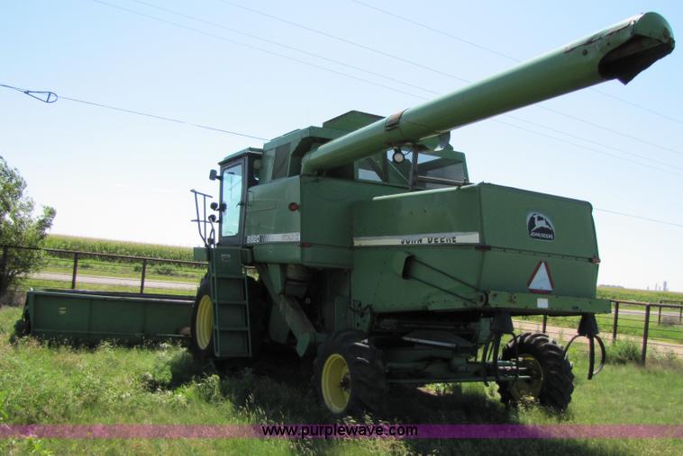 image for item 3425 1986 John Deere 8820 combine