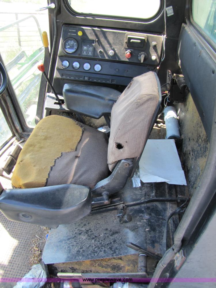 image for item 3425 1986 John Deere 8820 combine