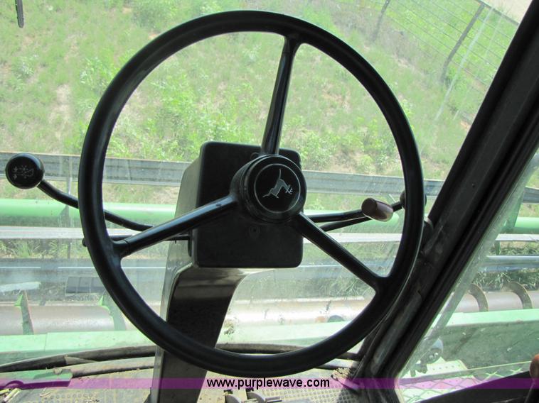 image for item 3425 1986 John Deere 8820 combine