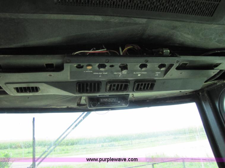 image for item 3425 1986 John Deere 8820 combine