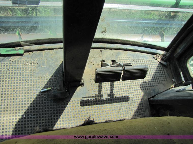 image for item 3425 1986 John Deere 8820 combine