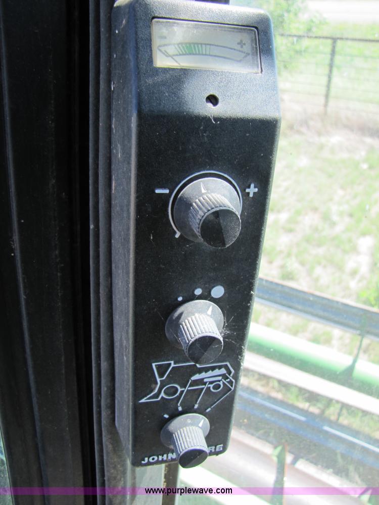 image for item 3425 1986 John Deere 8820 combine