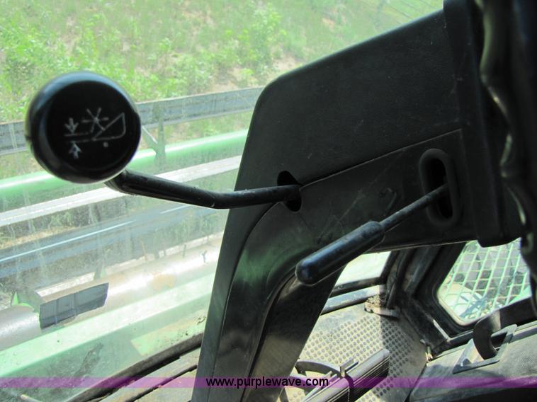 image for item 3425 1986 John Deere 8820 combine