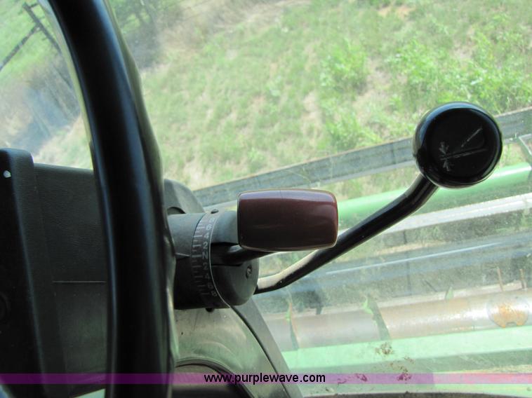 image for item 3425 1986 John Deere 8820 combine