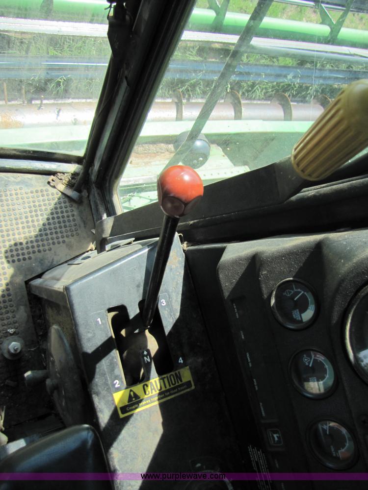 image for item 3425 1986 John Deere 8820 combine