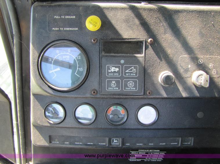 image for item 3425 1986 John Deere 8820 combine