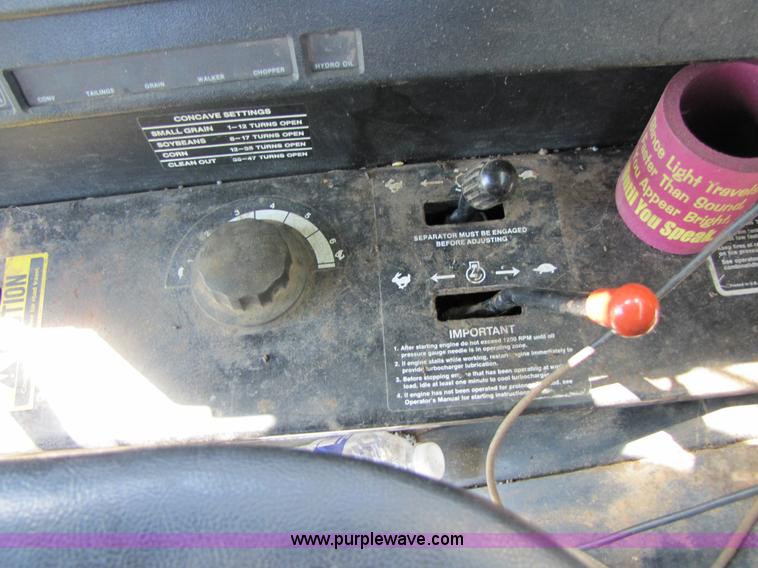 image for item 3425 1986 John Deere 8820 combine