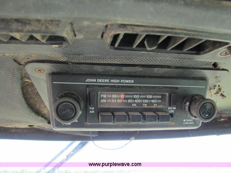 image for item 3425 1986 John Deere 8820 combine