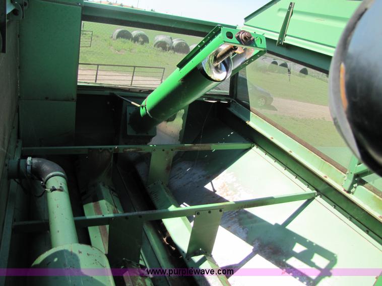 image for item 3425 1986 John Deere 8820 combine