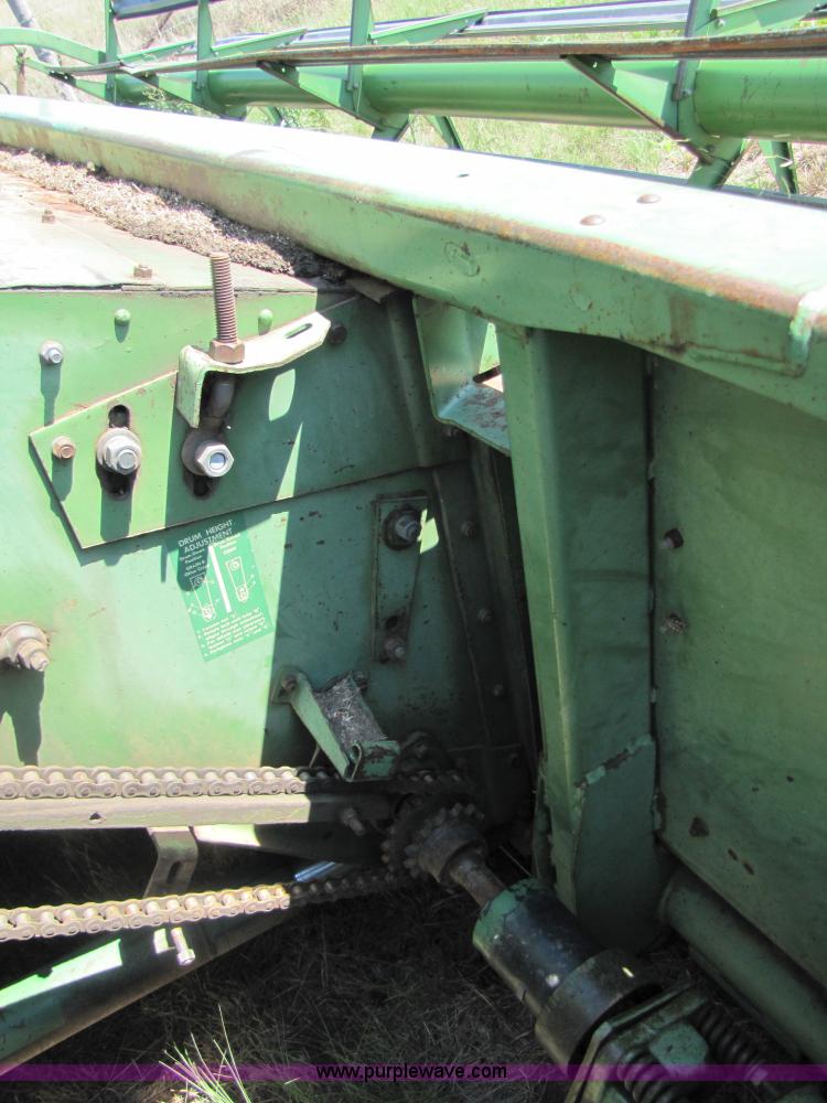image for item 3425 1986 John Deere 8820 combine