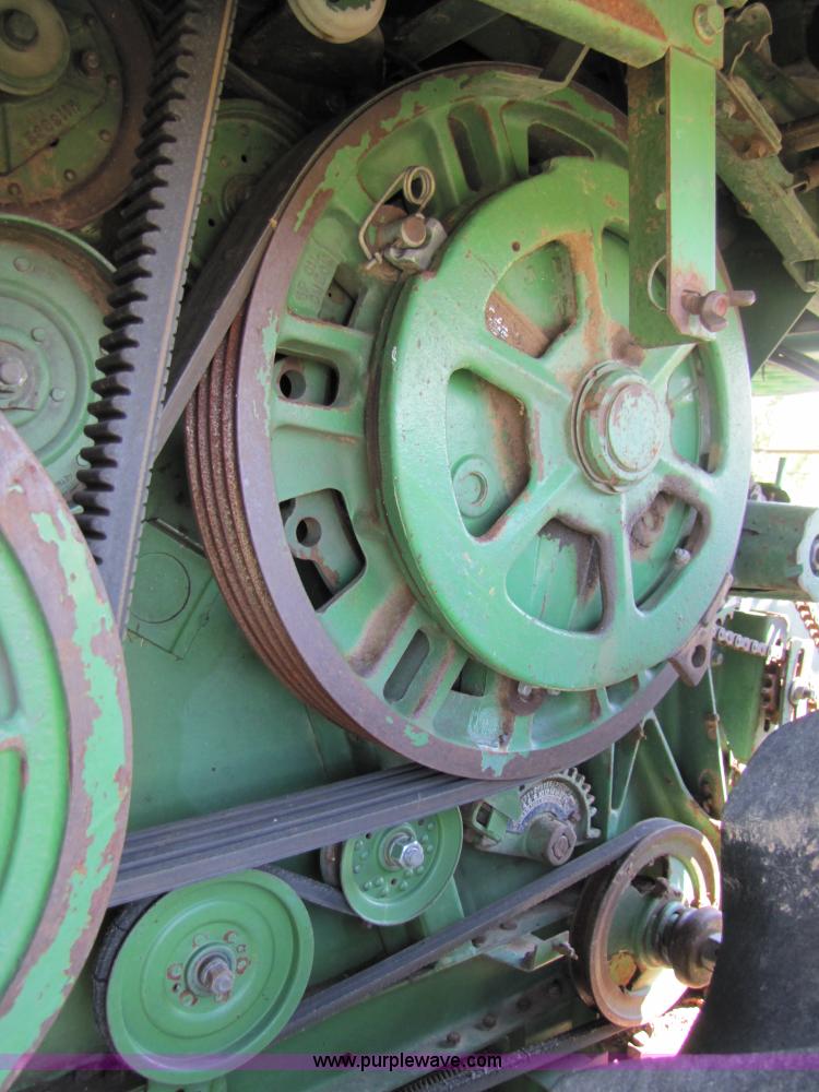 image for item 3425 1986 John Deere 8820 combine