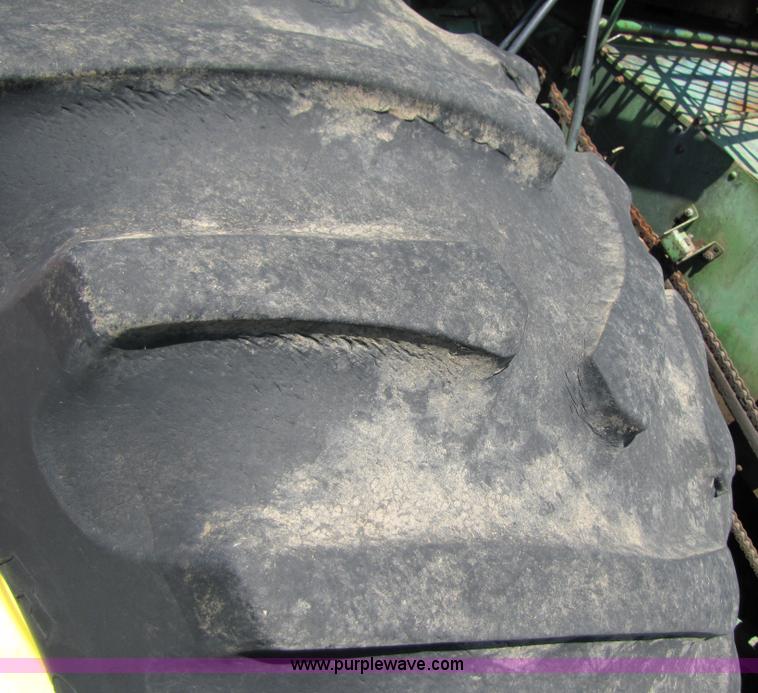 image for item 3425 1986 John Deere 8820 combine