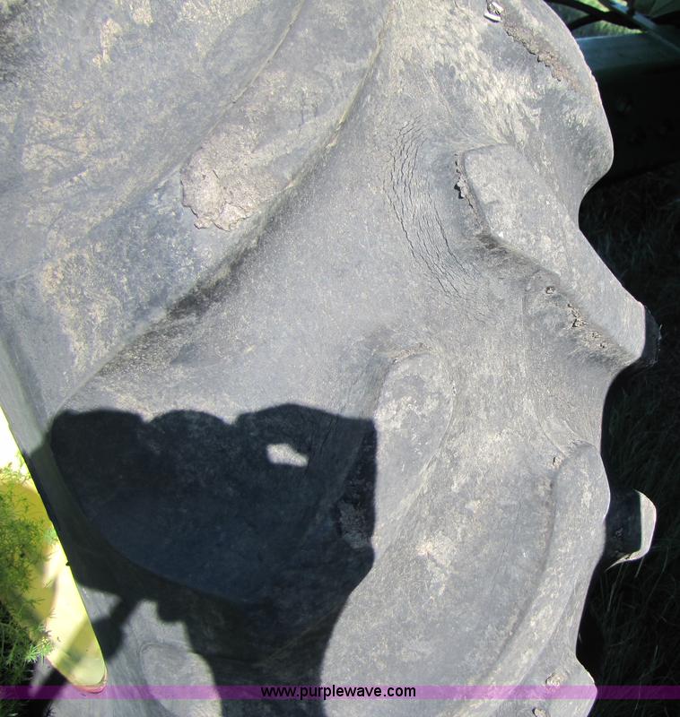 image for item 3425 1986 John Deere 8820 combine