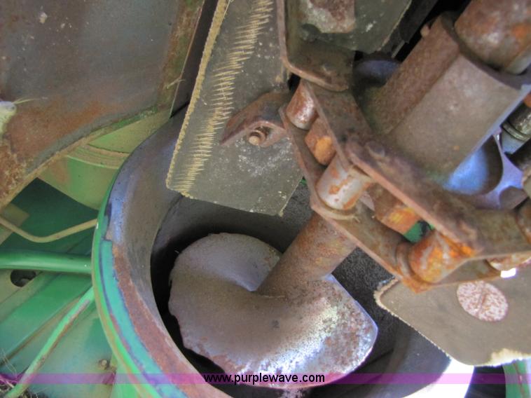 image for item 3425 1986 John Deere 8820 combine