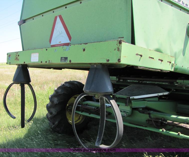 image for item 3425 1986 John Deere 8820 combine