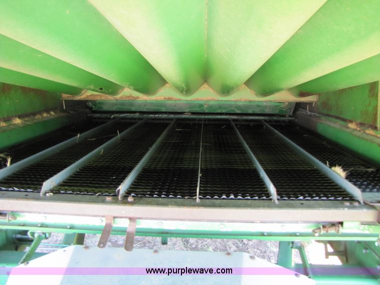 image for item 3425 1986 John Deere 8820 combine