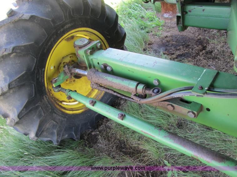 image for item 3425 1986 John Deere 8820 combine