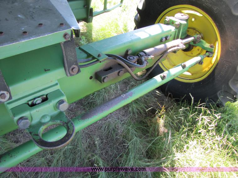 image for item 3425 1986 John Deere 8820 combine
