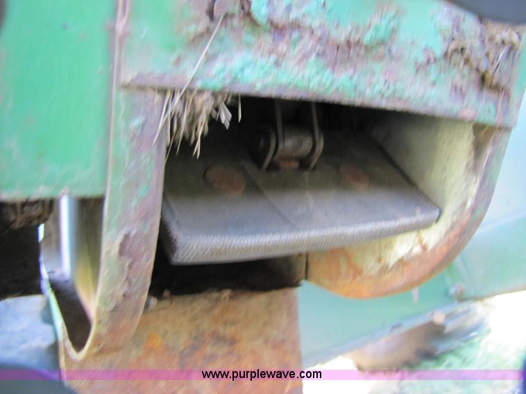 image for item 3425 1986 John Deere 8820 combine