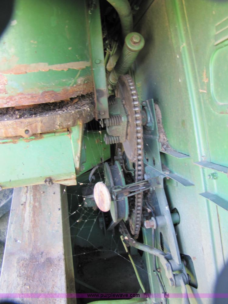 image for item 3425 1986 John Deere 8820 combine